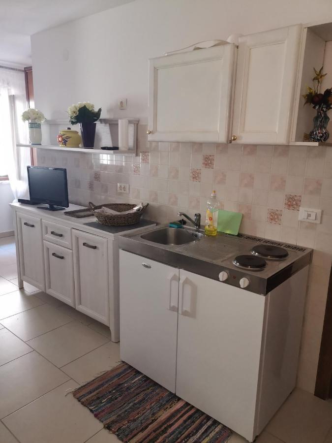 Apartment Martin - 10 Mt To The Beach Rovinj Exterior foto